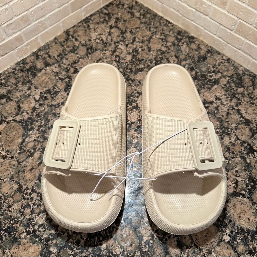 Single Band buckle  cushion pool slides light beige sandals, size 8 O’Ra…